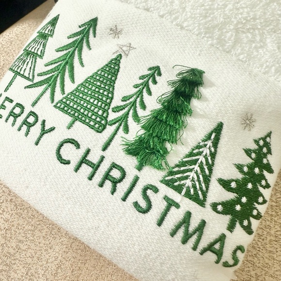 NWT Set of 2 Christmas Trees🎄Bathroom Hand Towels - Picture 3 of 8